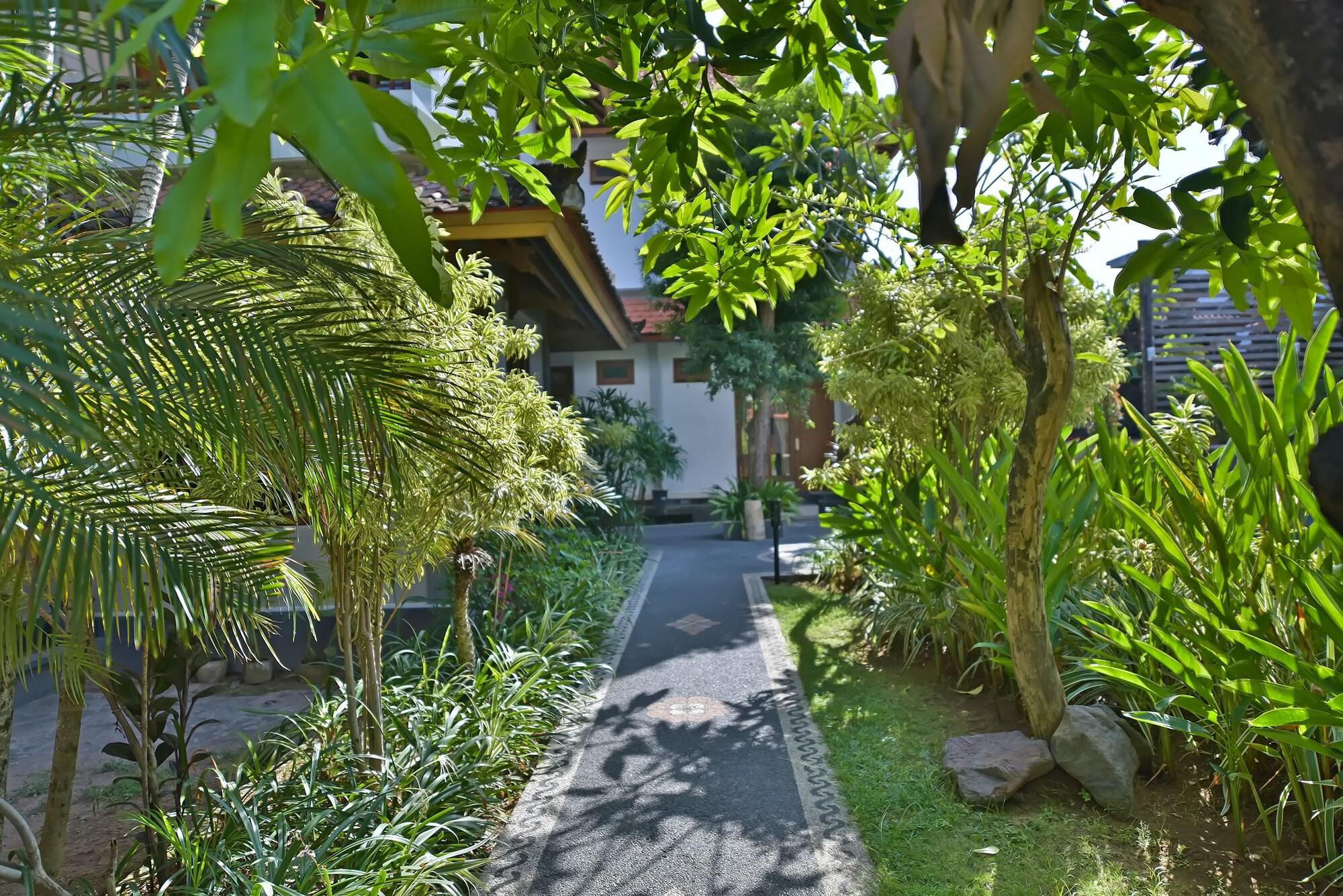 Sandat Hotel Legian Exterior photo